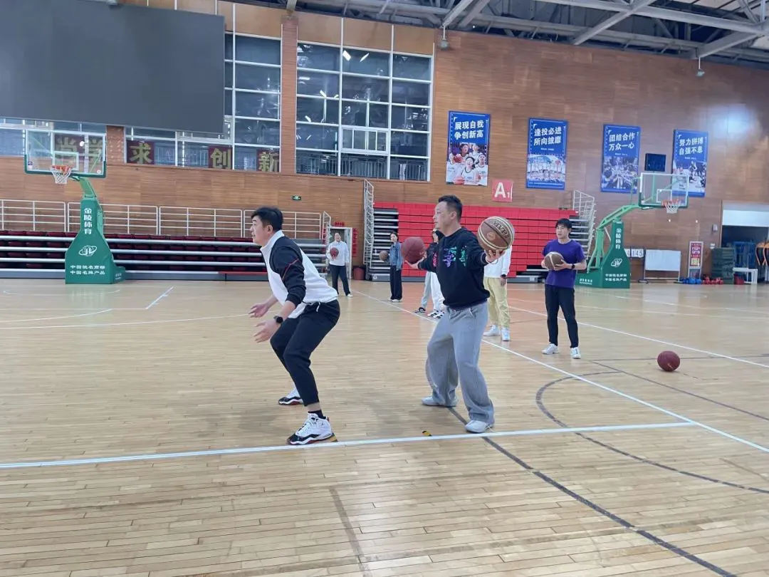 儿童如何在游戏中学习篮球技术_0